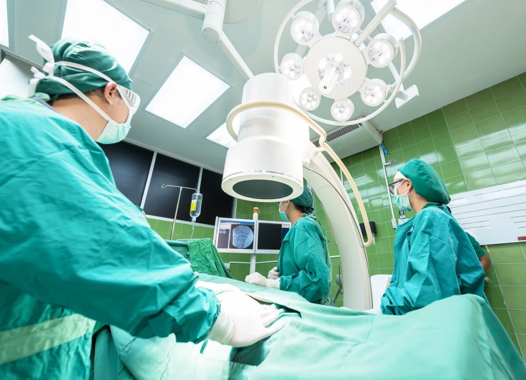 Chirurgische Ärzte im Operationssal