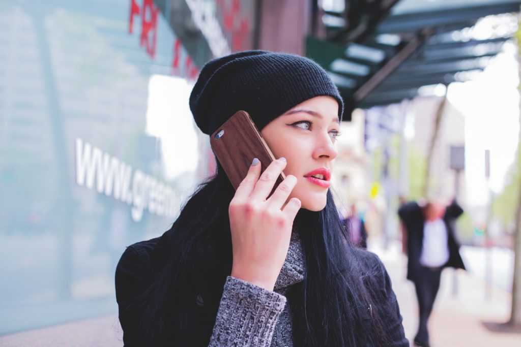 Frau telefoniert mit ihrem Smartphone