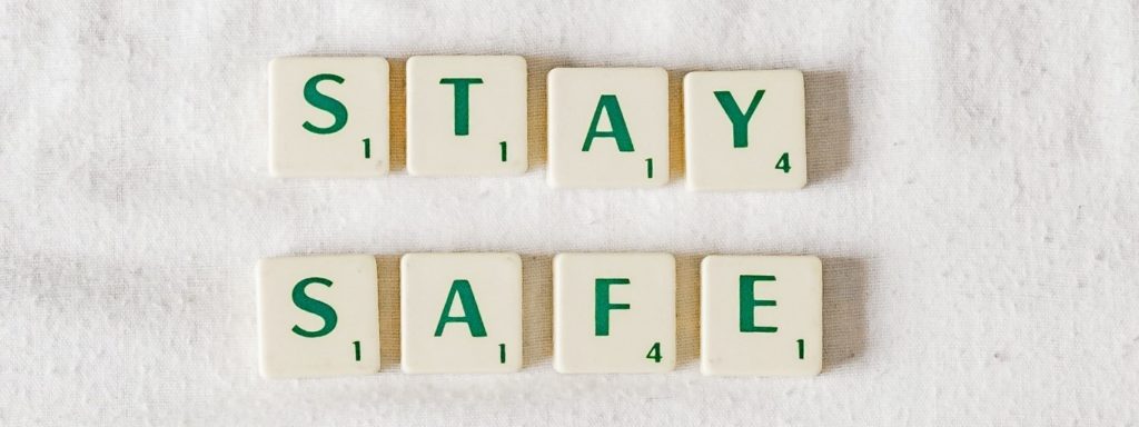 Buchstabentafeln mit den Worten Stay safe