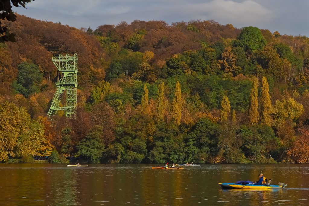 See vor Wald und Zechenturm