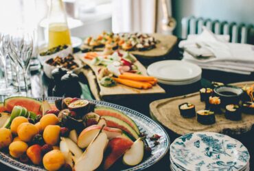 Für ein Frühstück gedeckter Tisch