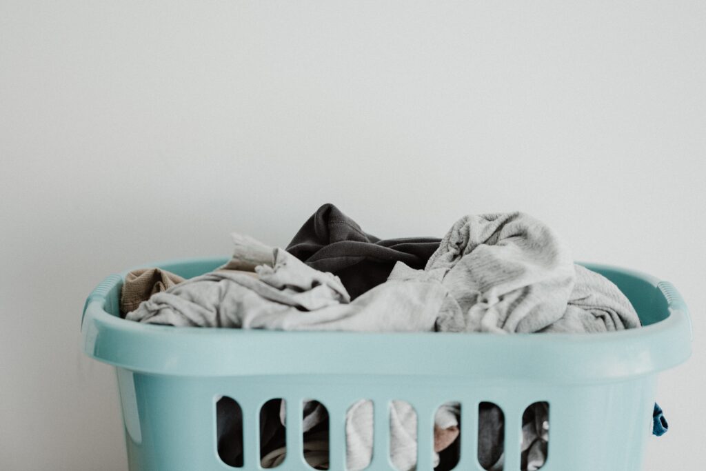 Wäschekorb mit schmutziger Kleidung