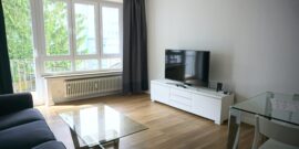 Wohnzimmer mit Balkon