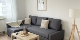 Schlafsofa mit hellen Wänden und Bildern