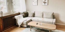 Ein lichtdurchfluteter Wohnbereich mit modernem Sofa und stilvollen Akzenten lädt zum Verweilen ein