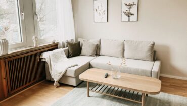 Ein lichtdurchfluteter Wohnbereich mit modernem Sofa und stilvollen Akzenten lädt zum Verweilen ein